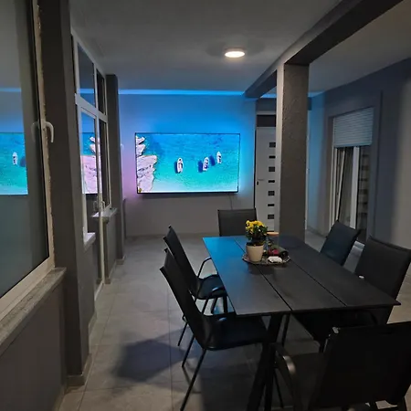 Apartment Holiday Zadar * זאדאר