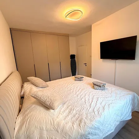 Apartment Holiday Zadar * זאדאר