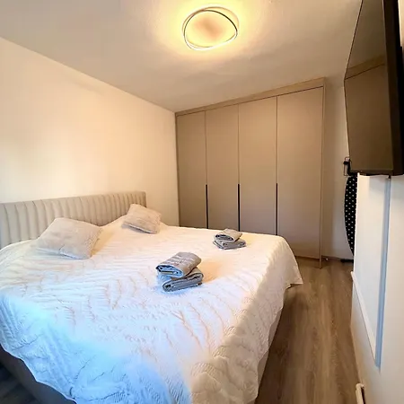 Apartment Holiday Zadar דירה *