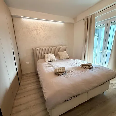 Apartment Holiday Zadar דירה *